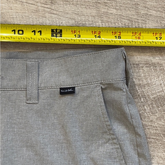 Travis Mathew Shorts Size 30 - Picture 4 of 6